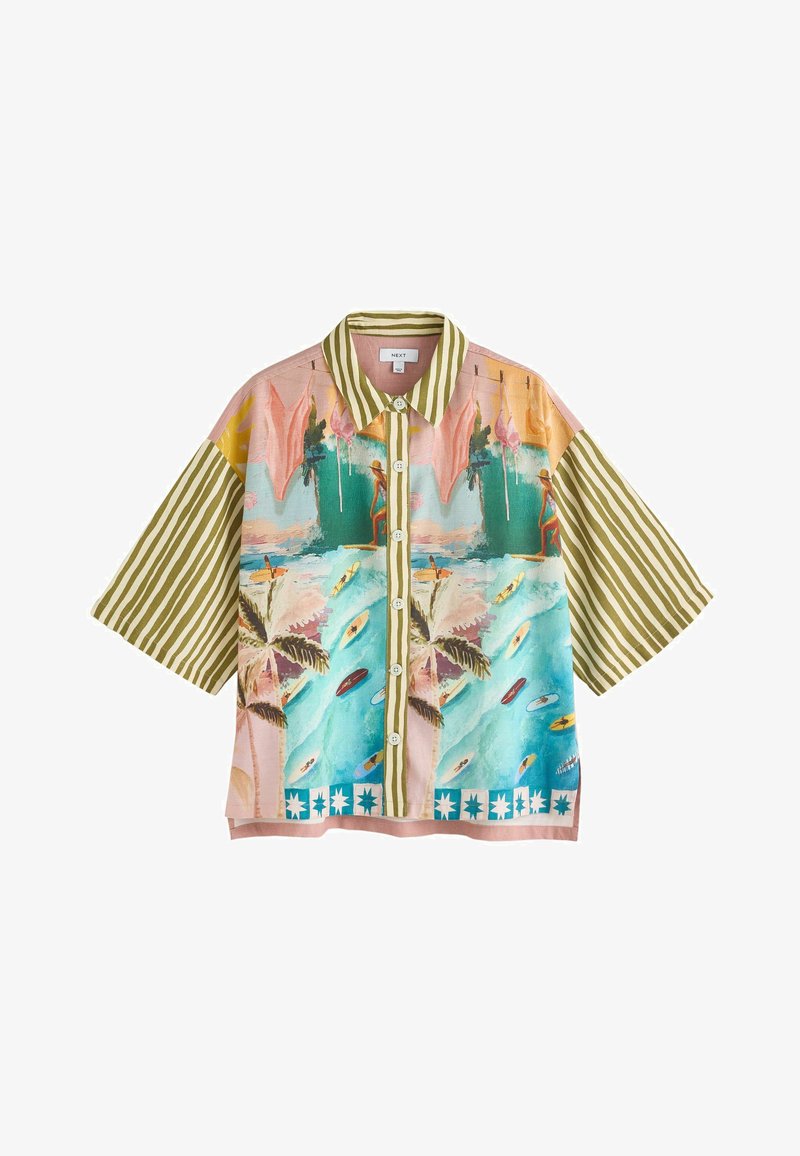 Chemise à manches courtes boutonnée avec manches et col rayés verts, présentant une scène de plage colorée avec des palmiers, des surfeurs et des vagues de l'océan.