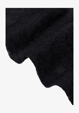 Mustan tekstuurin kangas, joka roikkuu aaltoilevalla reunalla, esittelee hienoa verkkokuviota ja pehmeää, joustavaa rakennetta.