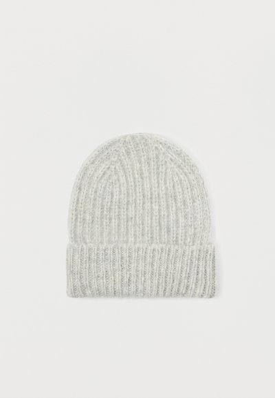 Berretto lavorato a maglia grigio con una texture a coste, design con risvolto e tessuto morbido. Forma arrotondata classica, versatile per il clima freddo.