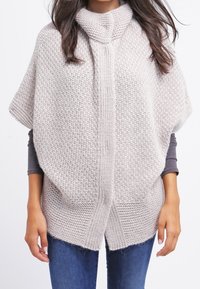 Poncho tricoté gris clair avec un col haut, des manches descendues et un motif texturé. Dispose d'une couture frontale et de poches latérales.