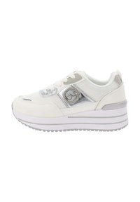 Scarpa atletica bianca con tomaia in mesh e sintetico, dotata di accenti argento, punta tonda, chiusura con lacci e suola bianca elevata con scanalature.