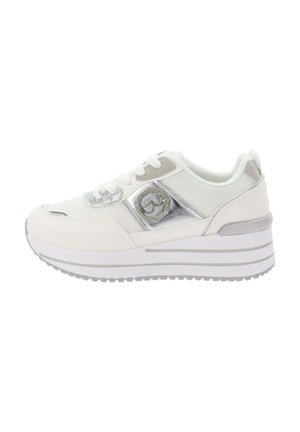 Scarpa atletica bianca con tomaia in mesh e sintetico, dotata di accenti argento, punta tonda, chiusura con lacci e suola bianca elevata con scanalature.