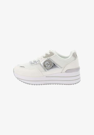 Scarpa atletica bianca con tomaia in mesh e sintetico, dotata di accenti argento, punta tonda, chiusura con lacci e suola bianca elevata con scanalature.