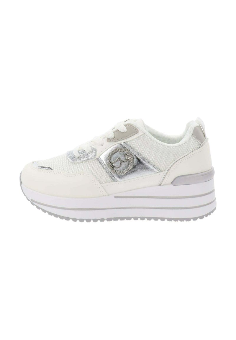 Scarpa atletica bianca con tomaia in mesh e sintetico, dotata di accenti argento, punta tonda, chiusura con lacci e suola bianca elevata con scanalature.