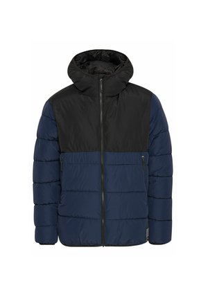 Marineblauwe en zwarte gewatteerde jas met capuchon, voorzien van een volledige rits aan de voorkant en horizontale stiksels. Twee ritszakken aan de voorkant.