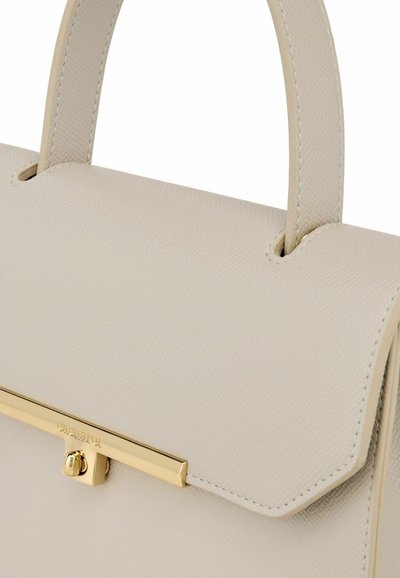 Bež usnjen ročno torbico z teksturo, z oblikovanim preklopom in zapiralom ter pritrdili za ročaj iz kovine z zlatim odtenkom.