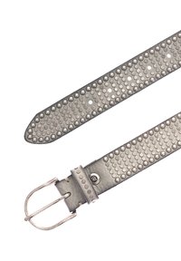 Cinturón de cuero gris con detalles de tachuelas metálicas, hebilla rectangular de plata y una textura suave. Presenta múltiples agujeros para ajustar.