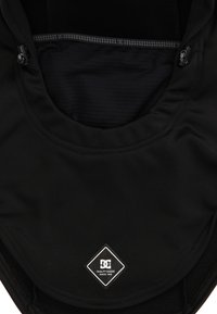 Zwarte DC merk zachte stof nekgaiter met verstelbare toggles en een logo patch met de tekst "Quality Goods Since 1994" in het midden vooraan.