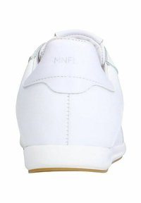 Witte sneaker met een glad bovenwerk van synthetisch materiaal, een ronde hak en een gestructureerde zool. De achterkant heeft de geperste tekst "MNFL" boven de hak.