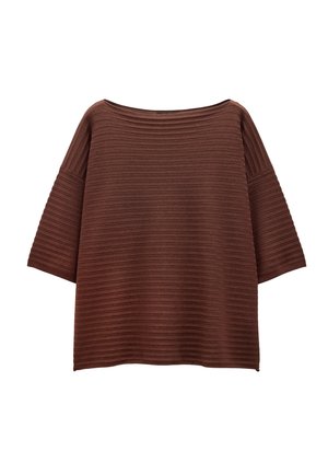 Brązowy sweter z prążkowanej dzianiny z szerokim dekoltem w łódkę i rękawami o długości trzech czwartych.