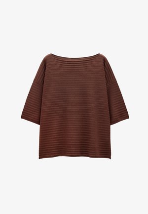 Brązowy sweter z prążkowanej dzianiny z szerokim dekoltem w łódkę i rękawami o długości trzech czwartych.