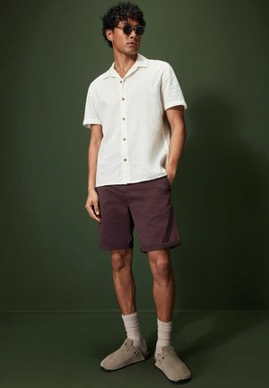 Next REGULAR FIT - Rövidnadrágok - burgundy red