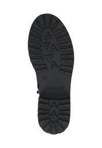 La suela de zapato de goma negra presenta un patrón de agarre texturizado con surcos y acentos elevados para mayor tracción. Las marcas incluyen la talla y el logotipo de la marca.