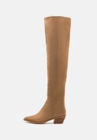 Stivali in suede color tan alti fino al ginocchio, con punta affusolata e tacco basso a zeppa, caratterizzati da una superficie liscia e un design elegante e aderente.
