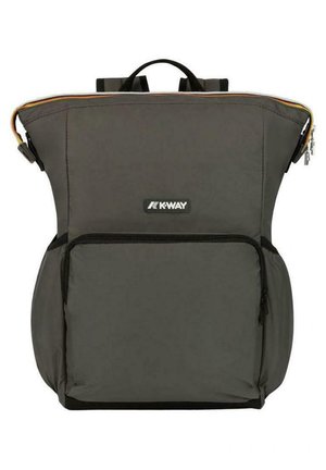 Zaino K-Way grigio con forma rettangolare, dotato di una zip superiore, tasca frontale e dettagli arancioni a contrasto lungo la zip.