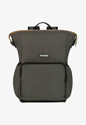 Zaino K-Way grigio con forma rettangolare, dotato di una zip superiore, tasca frontale e dettagli arancioni a contrasto lungo la zip.