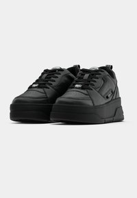 Μαύρα αθλητικά παπούτσια από λείο δέρμα, με παχιά σόλα, στρογγυλεμένη μύτη, δέσιμο με κορδόνια μπροστά και μικρό λογότυ πο στη γλώσσα. Μαλακή ματ υφή.