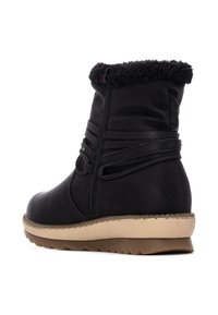 Botas negras hasta el tobillo con cierre de cremallera, cuello acolchado, suela de goma y correas decorativas. Presentan una textura suave y un forro cálido de forro polar.