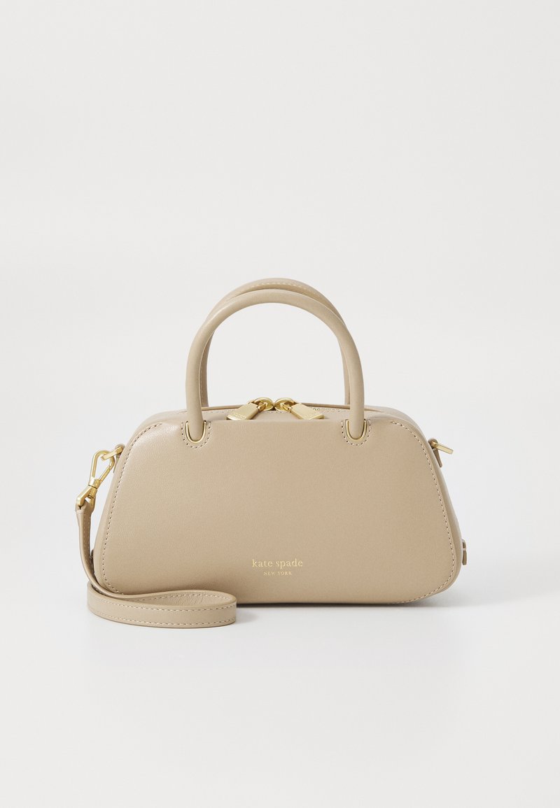 Borsa a mano in pelle beige con una forma arcuata, doppio manico corto e tracolla staccabile. Dettagli in metallo dorato e logo.