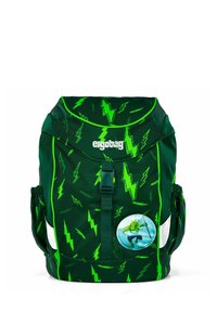 Zaino verde con motivo a saetta, chiusura con clip frontale, tasca laterale in rete e grafica circolare di un personaggio che fa surf nella parte anteriore.