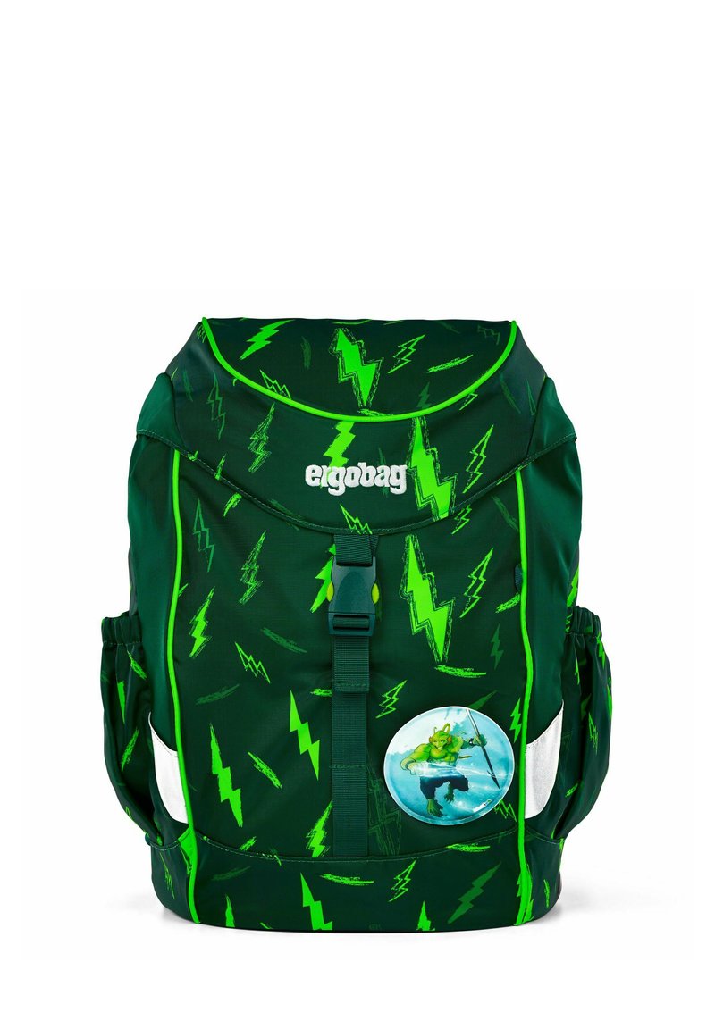 Zaino verde con motivo a saetta, chiusura con clip frontale, tasca laterale in rete e grafica circolare di un personaggio che fa surf nella parte anteriore.