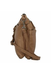 Borsa a spalla in pelle color tan con forma curva, diverse tasche con zip e una tracolla removibile. Presenta dettagli in metallo argentato e cuciture in evidenza.