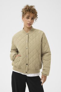 Beige gewatteerde bomberjack met een drukknoopsluiting, geribbelde kraag en elastische manchetten. Voorzien van zijzakken en een zachte, gevoerde textuur.