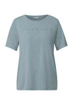 Vaaleansininen lyhytnhihaine t-paita pehmeästä kankaasta, jossa on hienovarainen tekstuurikuvio ja "pure & sure" -teksti edessä.