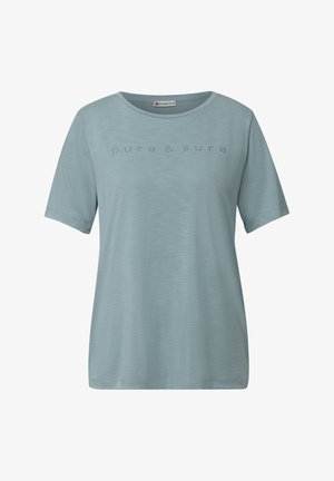 Vaaleansininen lyhytnhihaine t-paita pehmeästä kankaasta, jossa on hienovarainen tekstuurikuvio ja "pure & sure" -teksti edessä.