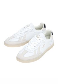 Valkoiset urheilusandaalit, joissa on nahan ja mokkanahan yksityiskohtia, varustettu teksturoidulla pohjalla, pyöreällä kärjellä ja nauhaketjulla. Kulta brändilogo.