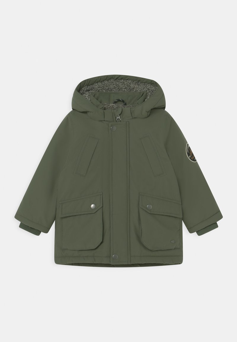 Manteau d’hiver pour enfant à capuche vert olive avec doublure polaire, deux poches frontales à rabat, fermeture par boutons et zip, et un écusson sur la manche gauche.