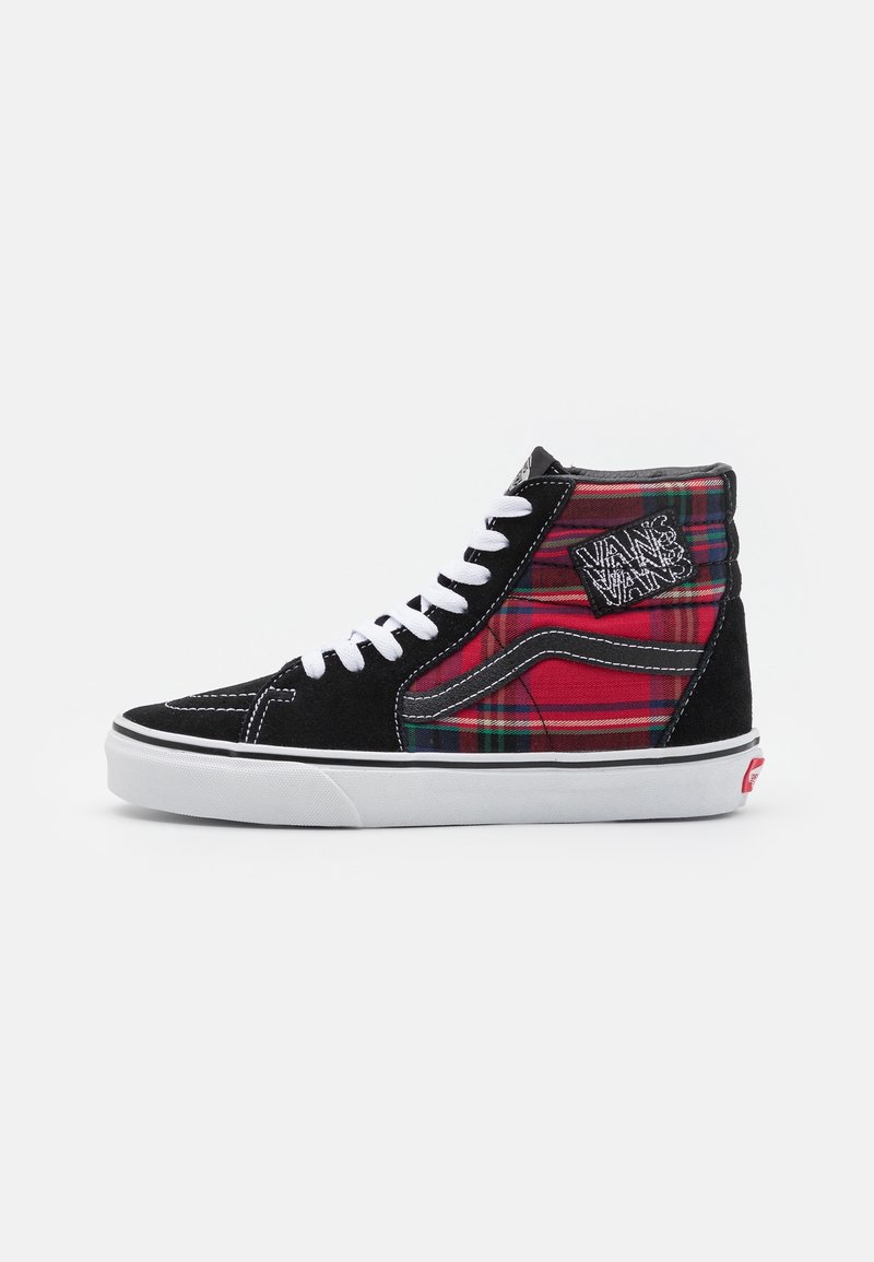 High-Top Vans Sneaker mit schwarzem Wildleder vorne, rot-grün karierten Stoffseiten, weißen Schnürsenkeln und weißer Gummisohle.