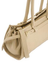 Beige læderhåndtaske med en struktureret form, dobbelte håndtag på toppen og hardware i guld tone. Har en lynlåslukning og plisserede designaccent.