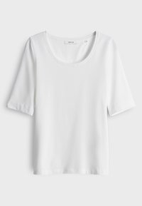T-shirt blanc uni à manches courtes avec un col rond et une étiquette de marque à l’intérieur du col sur un fond clair.