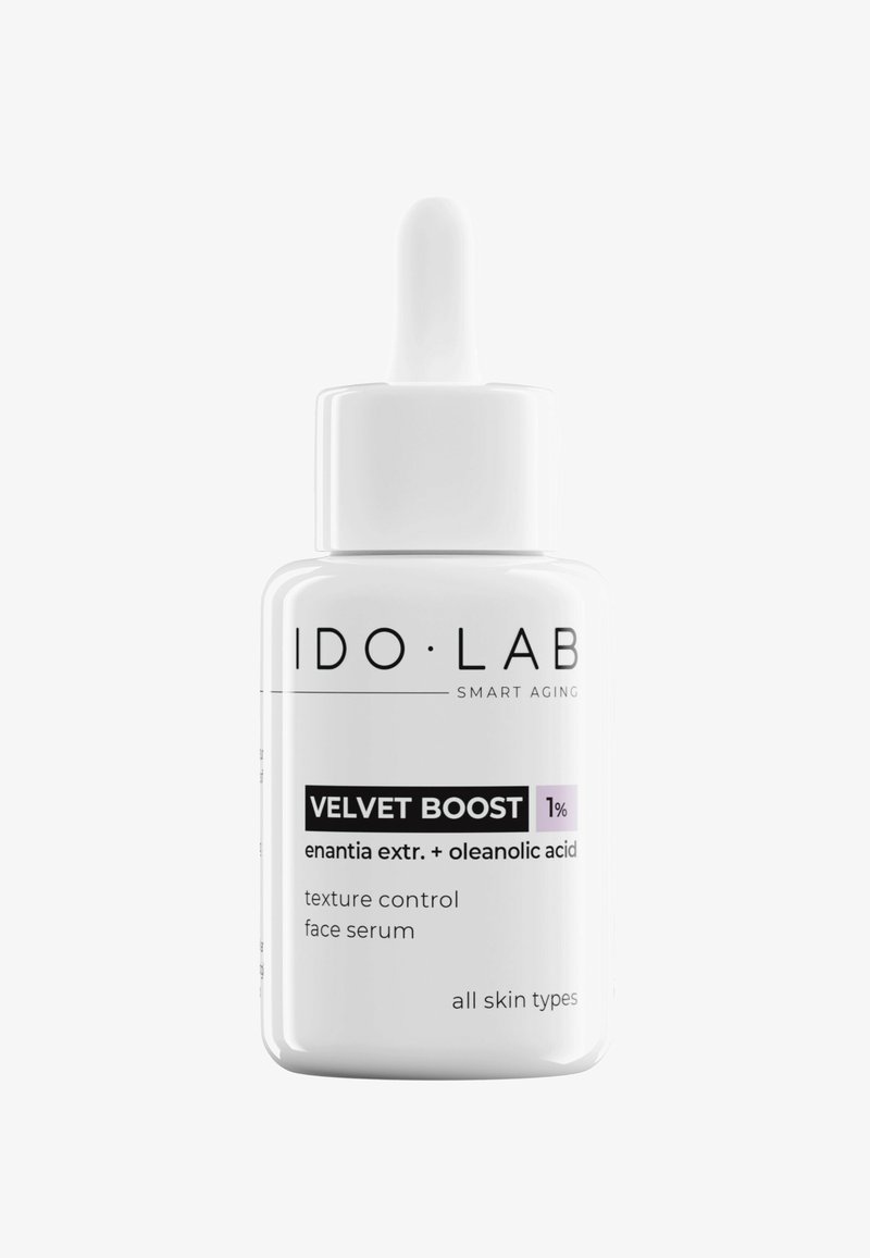 Biała szklana butelka z kroplomierzem. Etykieta z napisem "VELVET BOOST", zawierająca składniki i szczegóły dotyczące zastosowania produktu. Czysty design.