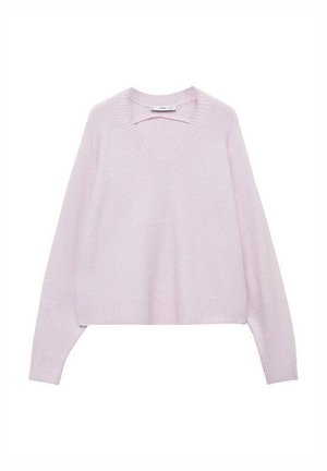 Svetre v svetlo roza barvi z v-izrezom, izdelan iz mehkega in teksturiranega materiala, z dolgimi rokavi in ribastim detajlom na manšetah in robu. Skrajšana zasnova.