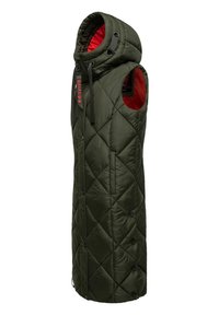 Langer, olivgrüner Puffer-Weste mit einem gesteppten Muster, ausgestattet mit einer Kapuze, schwarzen Akzenten und einer roten Innenverkleidung.