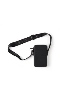 Črn pravokoten crossbody nahrbtnik iz strukturiranega materiala, z zadrgo in nastavljivim trakom z logotipom.