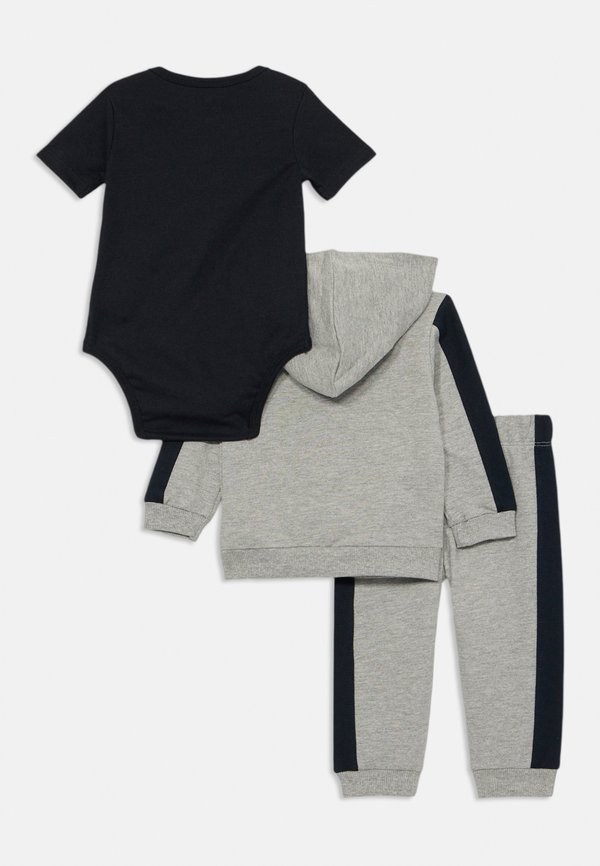 HOODIE SET - Print T-shirt3