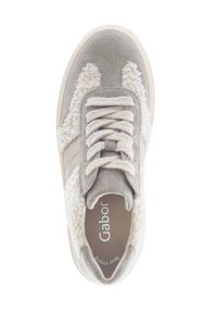 Sneaker beige e crema con lacci e pannelli in tessuto texturizzato, vista dall'alto che mostra il marchio "Gabor" all'interno.