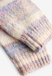 Neulevillapuserot, joissa on kermaisehto pohja ja vaaleanpunaisia, sinisiä ja laventelivärisiä raitoja. Ribatut hihansuut parantavat istuvuutta ja tekstuuria.