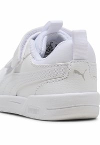 Baskets blanches en cuir et matériaux en maille. Présente une surface texturée, une sangle élastique et un logo sur le talon arrière. Design à coupe basse.
