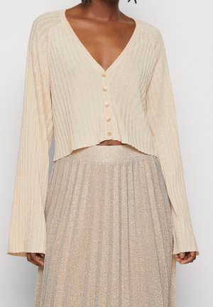 Lysebeige ribstrikket cardigan med lange ærmer og v-hals, med fem runde knapper foran, cropped længde og blød tekstur.