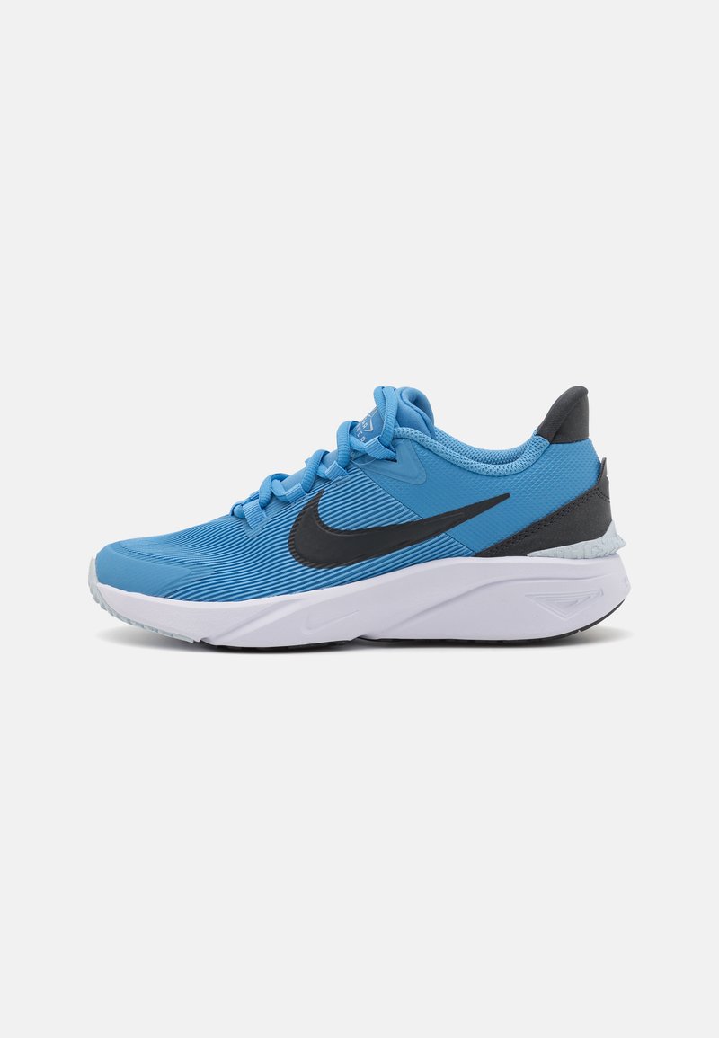 Baskets de sport bleues avec tige en mesh texturé, accents noirs et semelle en mousse blanche. Présente des lacets ronds et un talon renforcé.