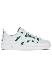 Baskets blanches avec des bandes vertes, tige en cuir lisse, panneaux en mesh texturé, bout rond et semelle en caoutchouc avec motif antidérapant.