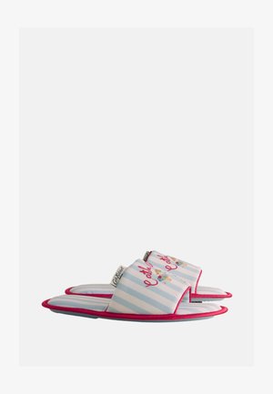Paire de chaussons à bout ouvert avec des rayures bleu clair et blanches, bordure rouge et motif floral avec le texte « Cath Kidston » en haut.
