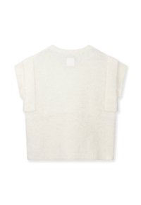 Suéter sin mangas de punto blanco cremoso con cuello redondo y una pequeña etiqueta rectangular cerca del cuello en la parte trasera.