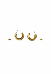 Pendientes de aro de oro con una textura estriada y un acabado brillante; incluye dos pequeños acentos de Stud de oro.