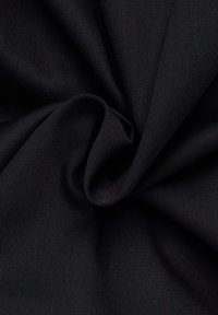 Tessuto nero con una superficie liscia e fine, caratterizzato da righe diagonali e una leggera lucentezza, piegato e attorcigliato per mostrare profondità e caduta.