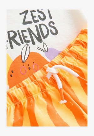 Pamut póló "ZEST FRIENDS" felirattal és narancssárga grafikával, narancssárga és sárga csíkos, rugalmas rövidnadrággal, fehér zsinórral.